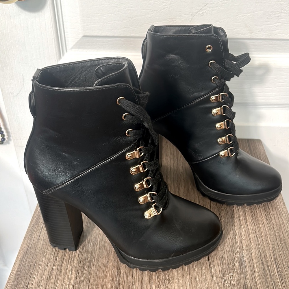SHOEDAZZLE BLACK LACE UP HEELED BOOTS IN SIZE 7